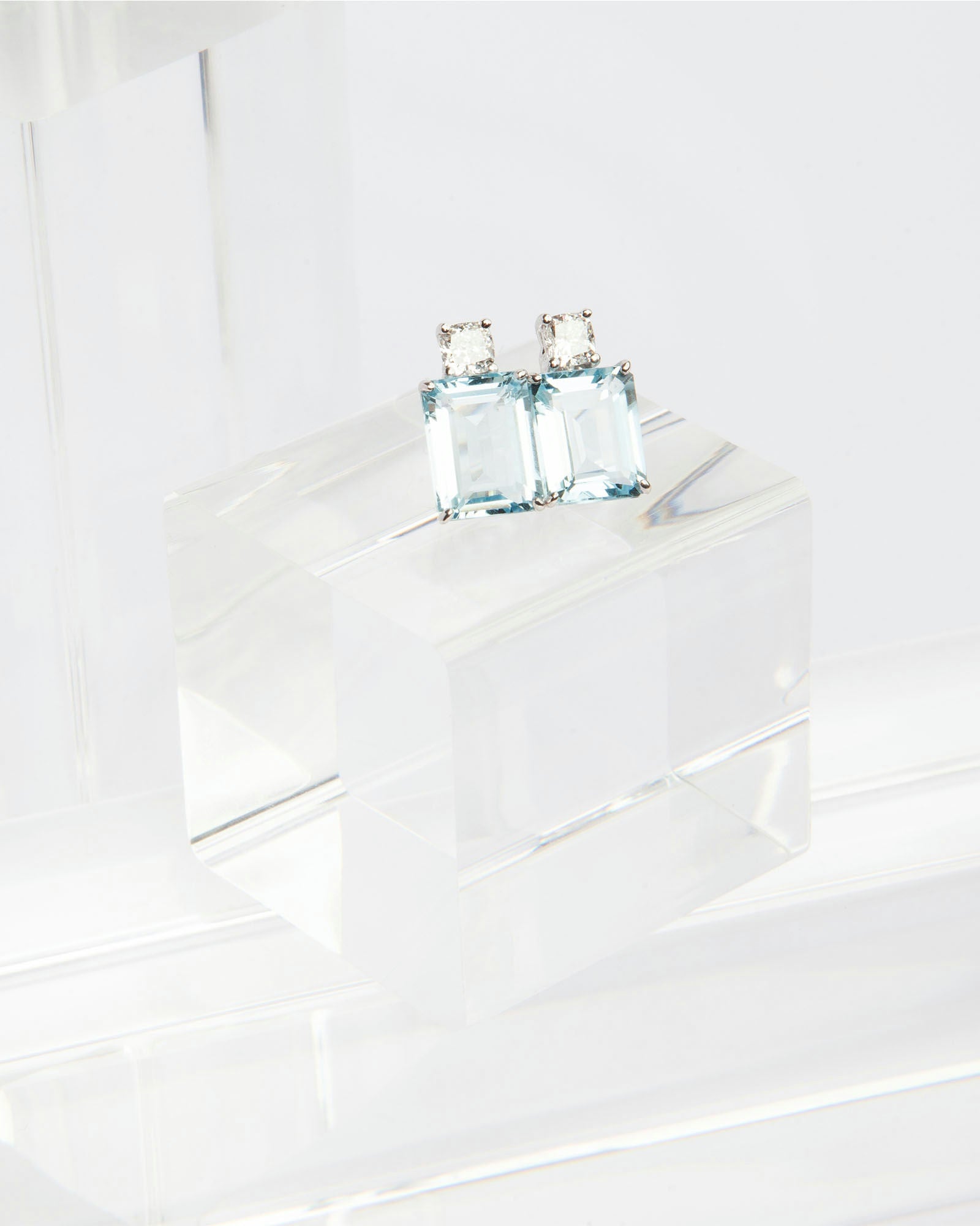 Earrings in 18K gold featuring 4.00 ct emerald-cut aquamarines and 0.50 ct diamonds.