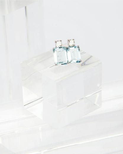 Earrings in 18K gold featuring 4.00 ct emerald-cut aquamarines and 0.50 ct diamonds.