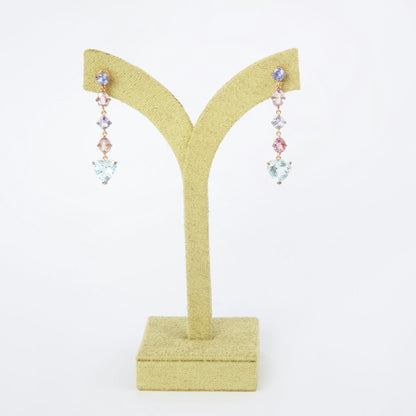 Long earrings in 18K yellow gold (750) featuring 1.038 ct light blue sapphires, 1.650 ct pink sapphire, and 3.046 ct aquamarine.