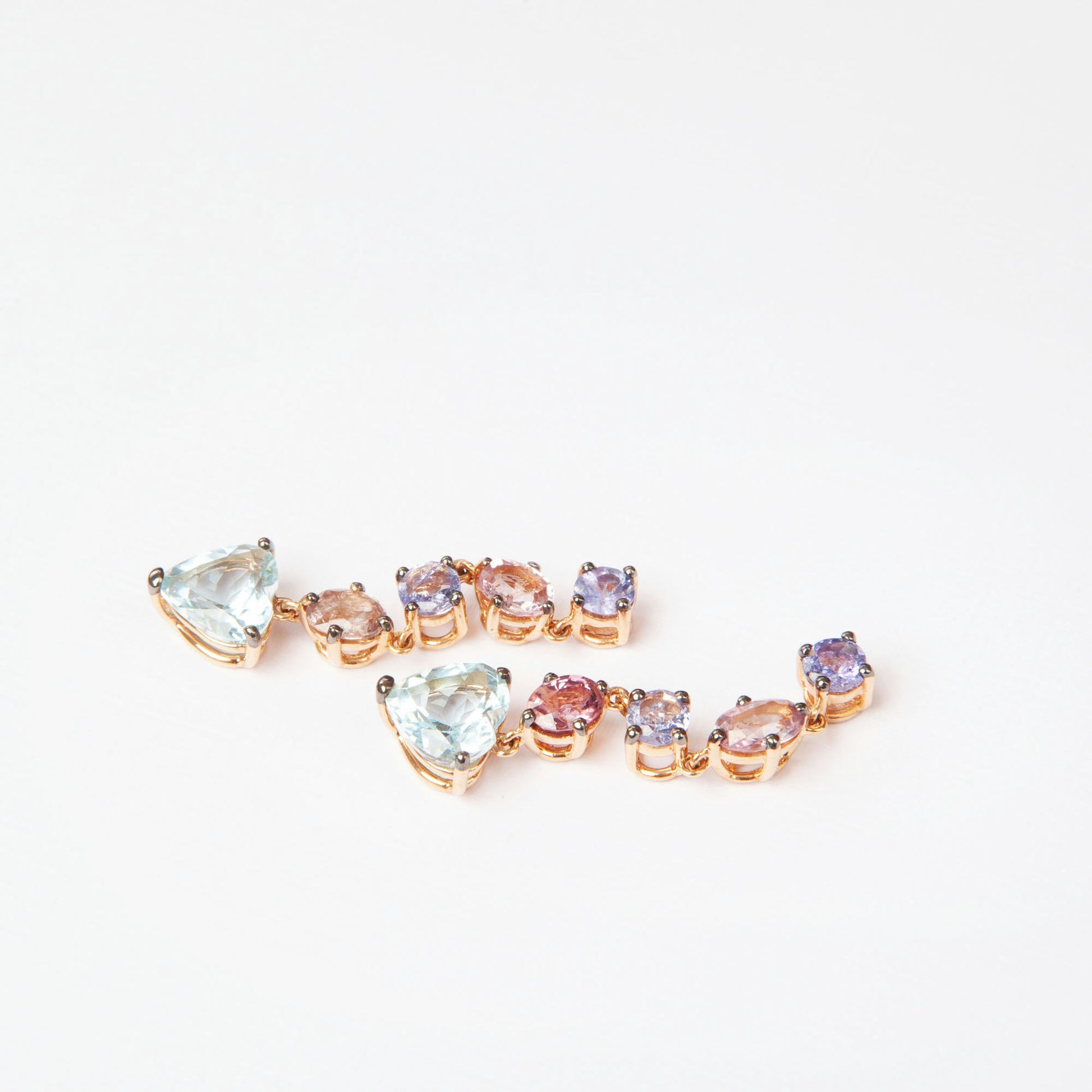 Long earrings in 18K yellow gold (750) featuring 1.038 ct light blue sapphires, 1.650 ct pink sapphire, and 3.046 ct aquamarine.