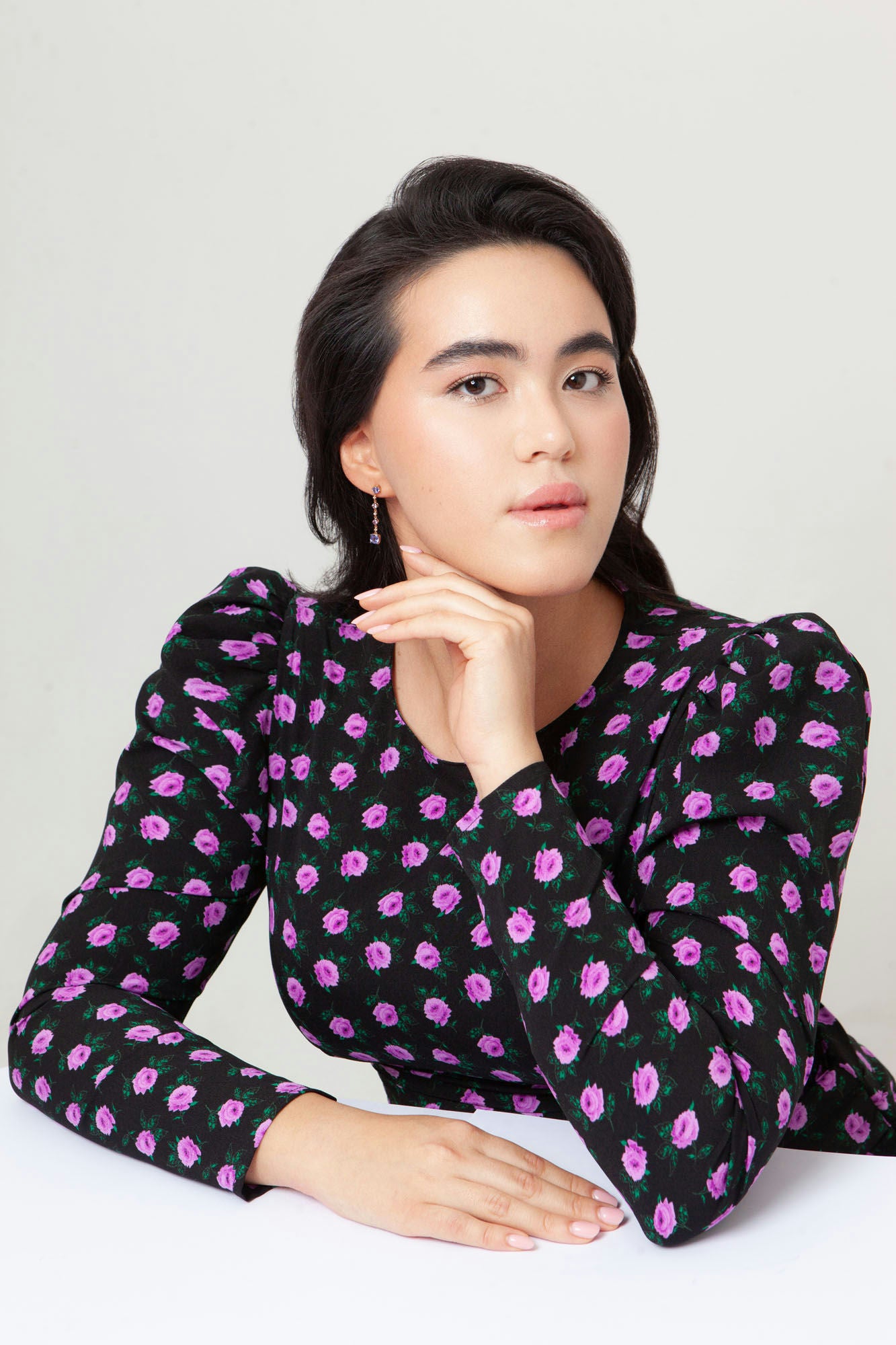 Drop earrings in 18K rose gold featuring 2.833 ct total weight of blue and pink sapphires, and round-cut diamonds.