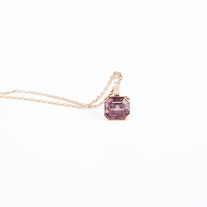 Pendant in gold featuring a natural purple spinel (1.98 ct) and four diamonds (0.04 ct) in an emerald step cut.