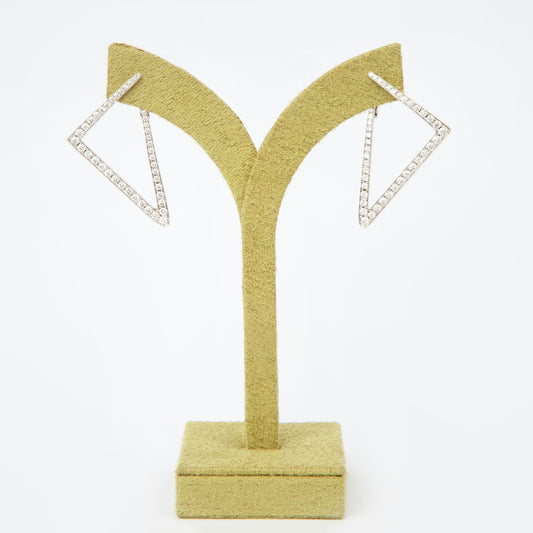 Geometric earrings in 18K white gold featuring 84 natural diamonds totaling 1.49 ct and weighing 7 g.