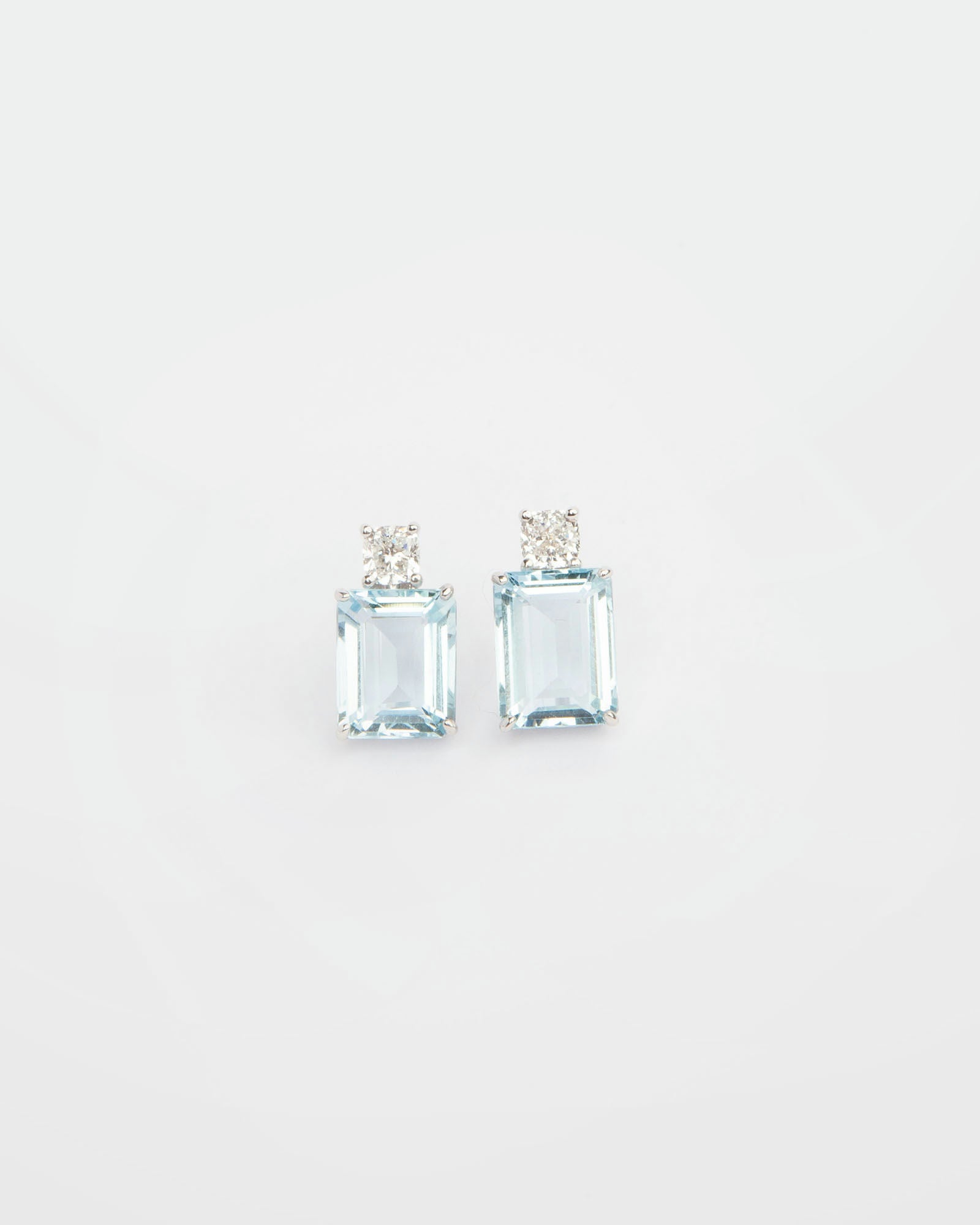 Earrings in 18K gold featuring 4.00 ct emerald-cut aquamarines and 0.50 ct diamonds.