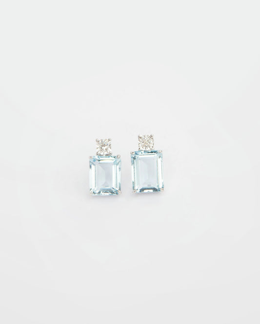 Earrings in 18K gold featuring 4.00 ct emerald-cut aquamarines and 0.50 ct diamonds.