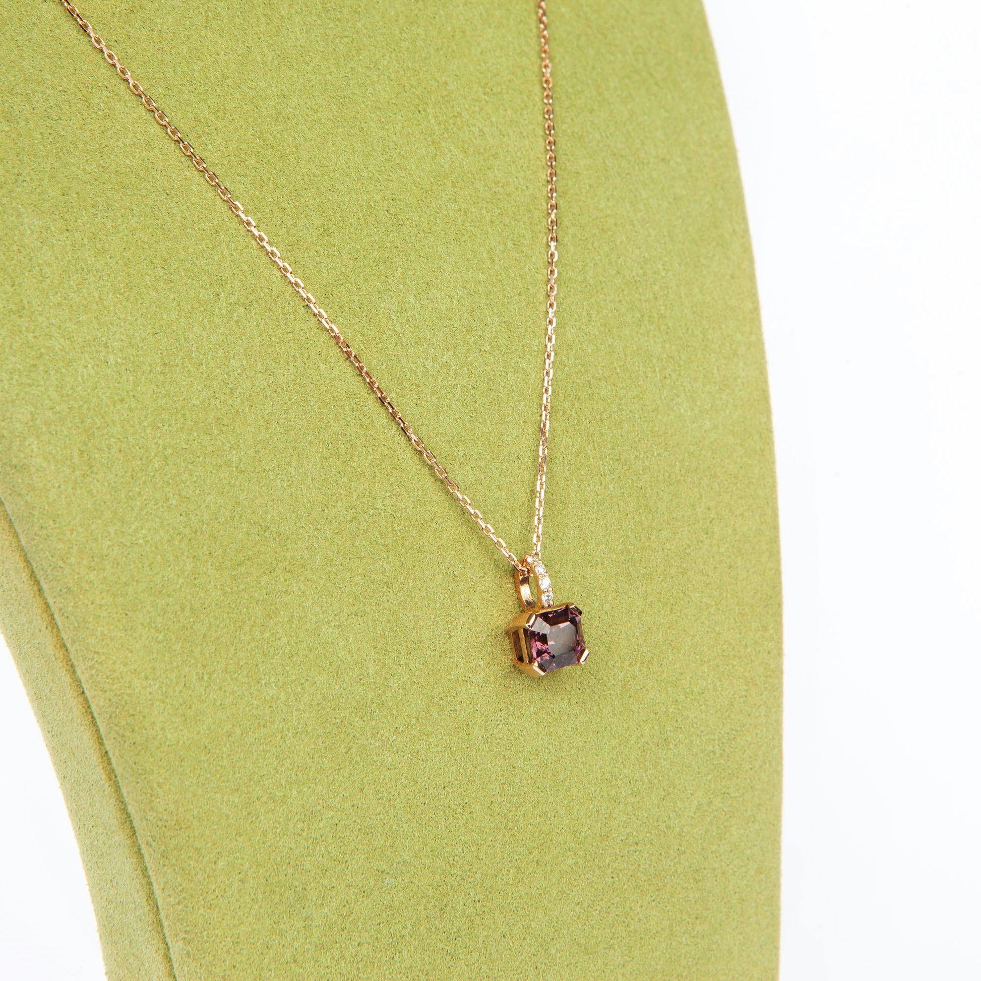 Pendant in gold featuring a natural purple spinel (1.98 ct) and four diamonds (0.04 ct) in an emerald step cut.
