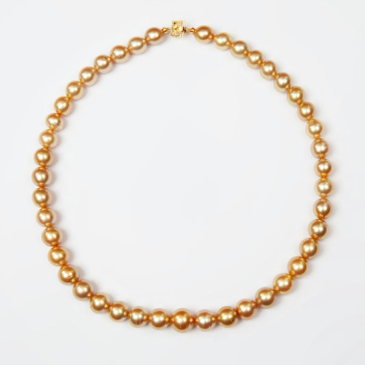 Necklace in gold featuring 43 South Sea pearls ranging from 9 to 11.7 mm in size.