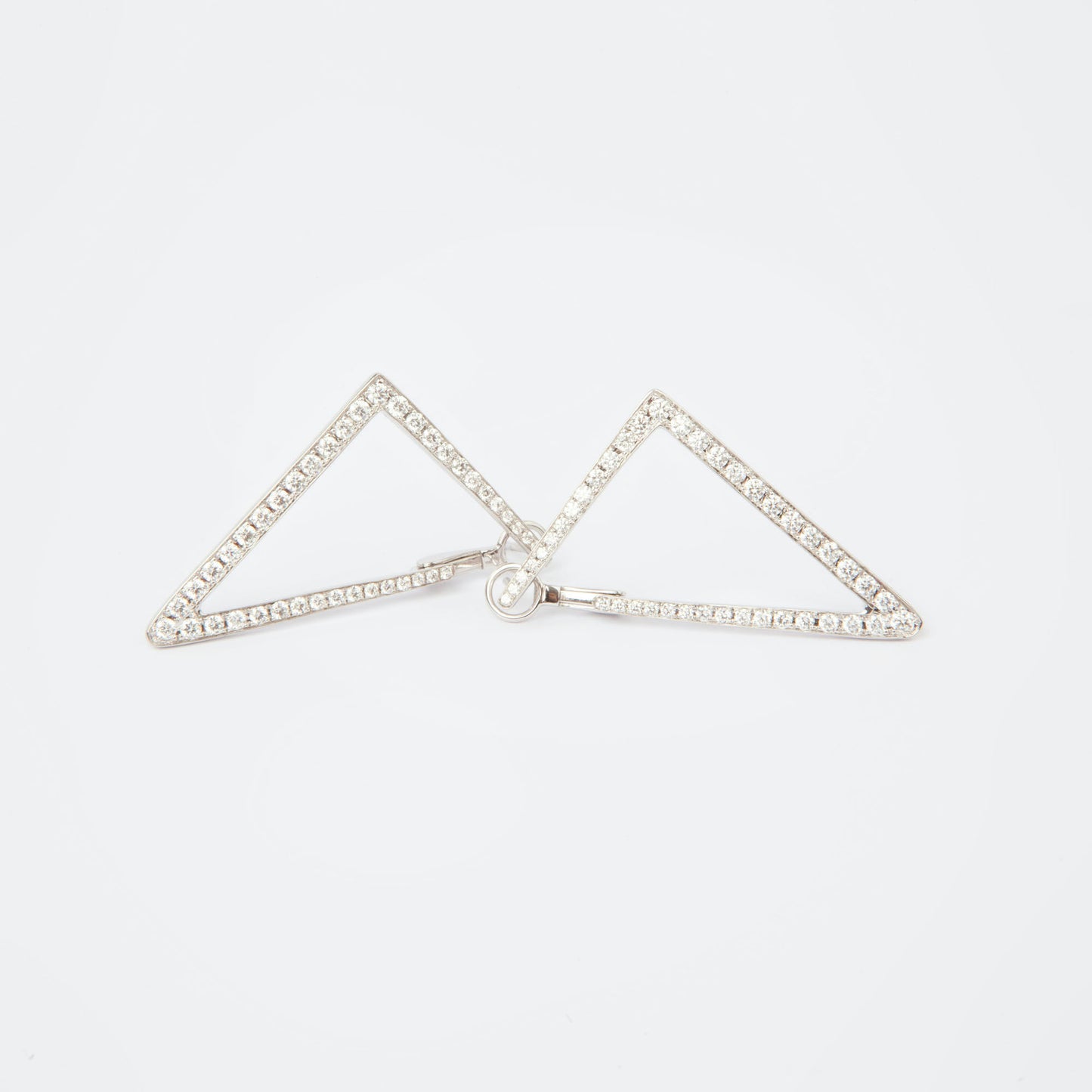 Geometric earrings in 18K white gold featuring 84 natural diamonds totaling 1.49 ct and weighing 7 g.