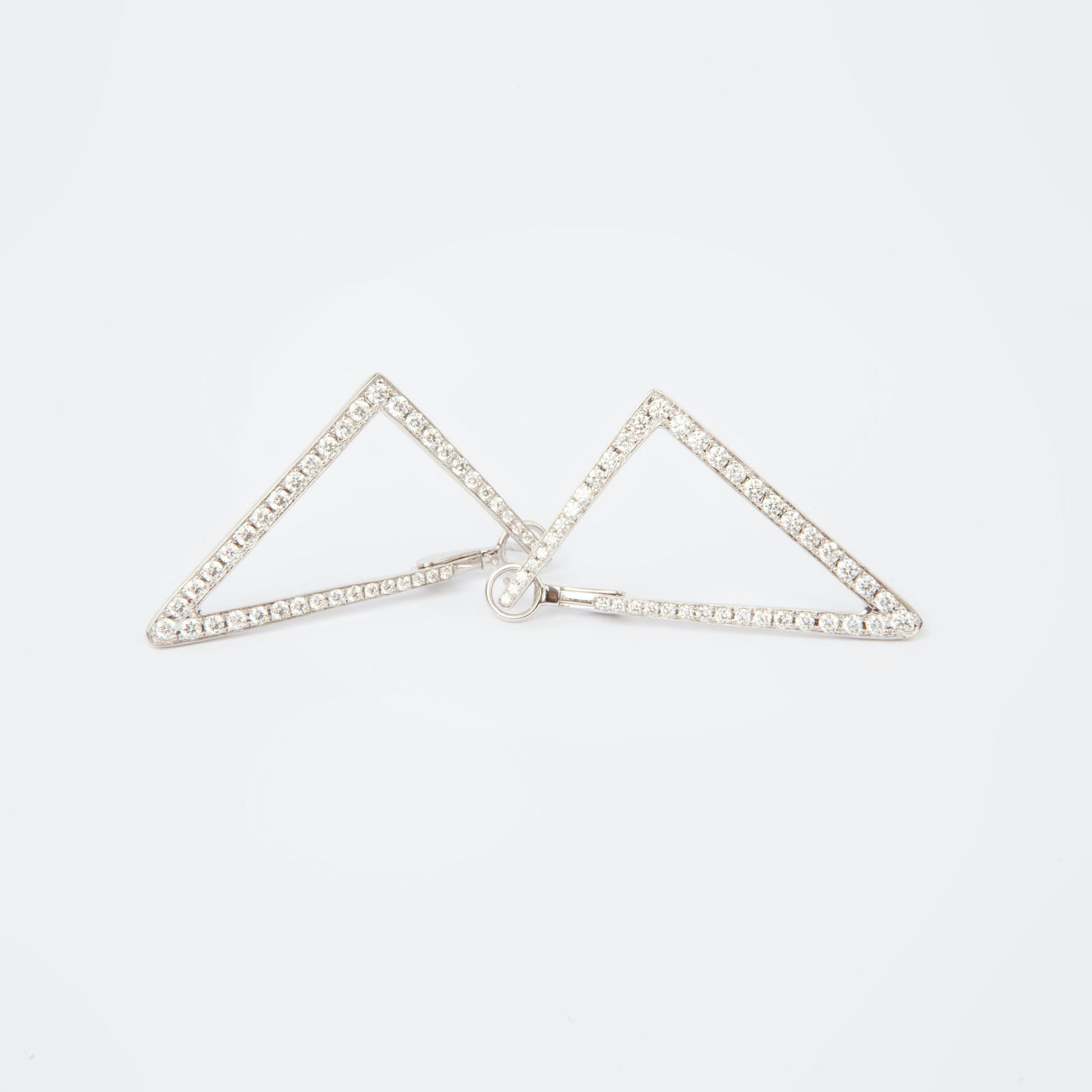 Geometric earrings in 18K white gold featuring 84 natural diamonds totaling 1.49 ct and weighing 7 g.