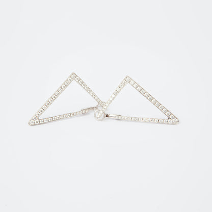 Geometric earrings in 18K white gold featuring 84 natural diamonds totaling 1.49 ct and weighing 7 g.