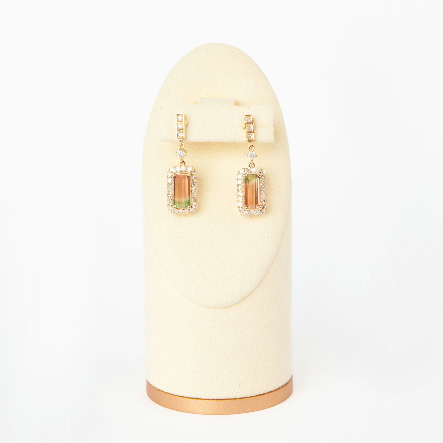 Earrings in 18K gold featuring 8.8 × 4.2 mm tourmalines and 54 natural diamonds totaling 0.617 ct.