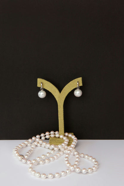Earrings in 18K white gold featuring two natural South Sea pearls measuring 13.38–13.41 mm.