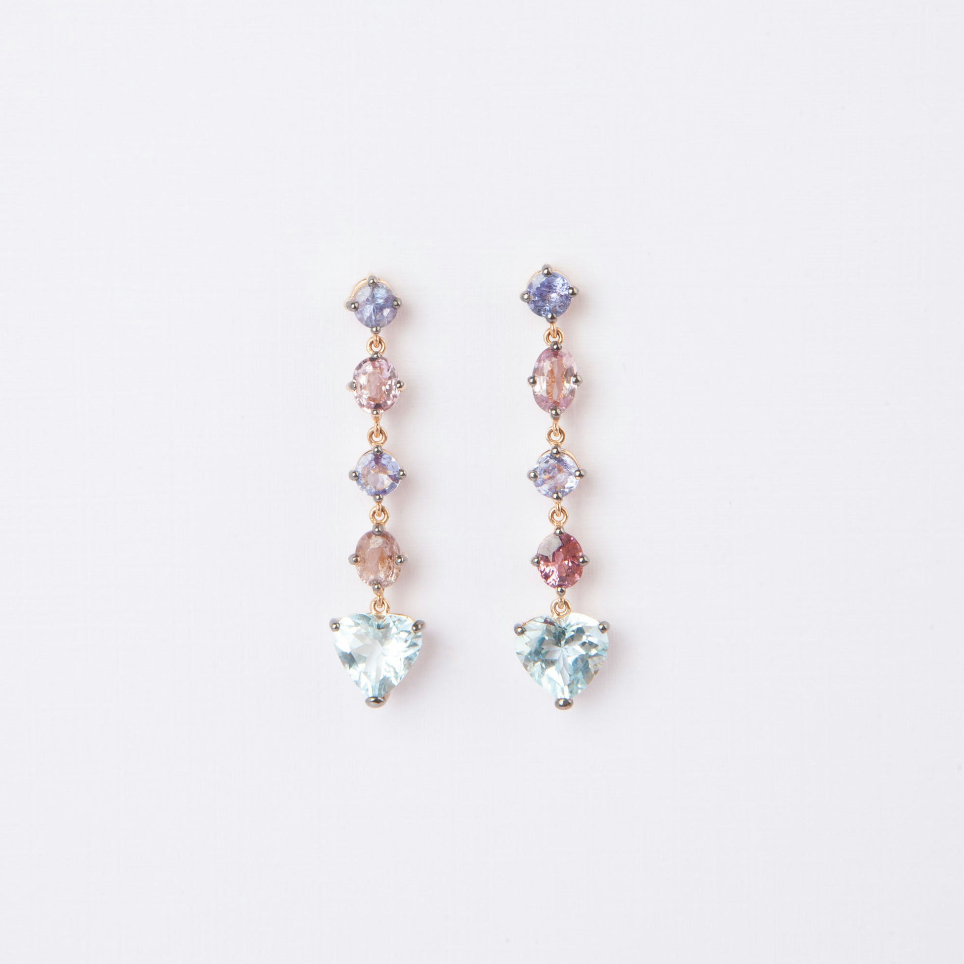 Long earrings in 18K yellow gold (750) featuring 1.038 ct light blue sapphires, 1.650 ct pink sapphire, and 3.046 ct aquamarine.