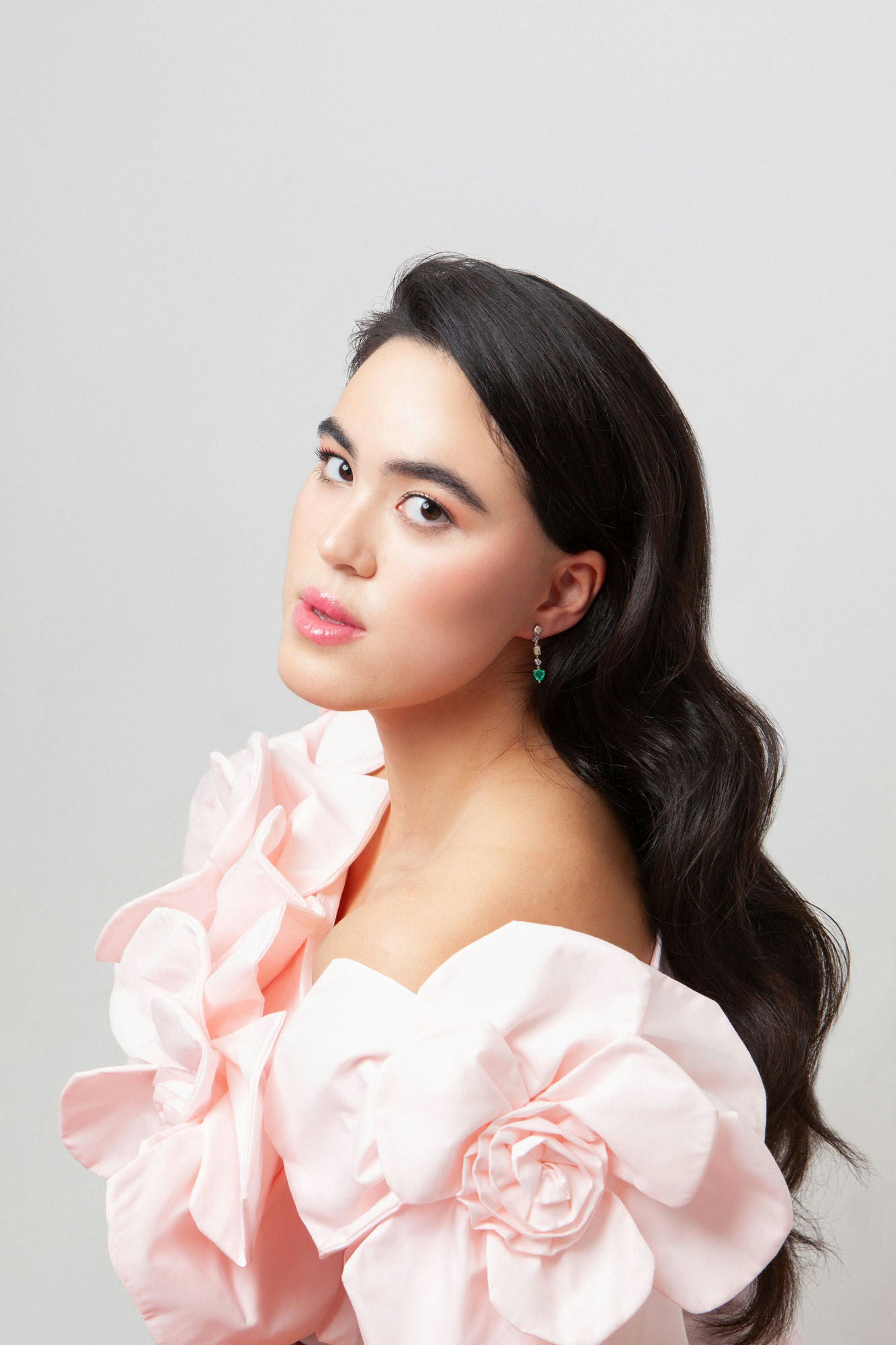 Drop earrings in 18K white gold featuring 1.669 ct heart-cut emeralds and 1.674 ct total diamonds and color sapphires.