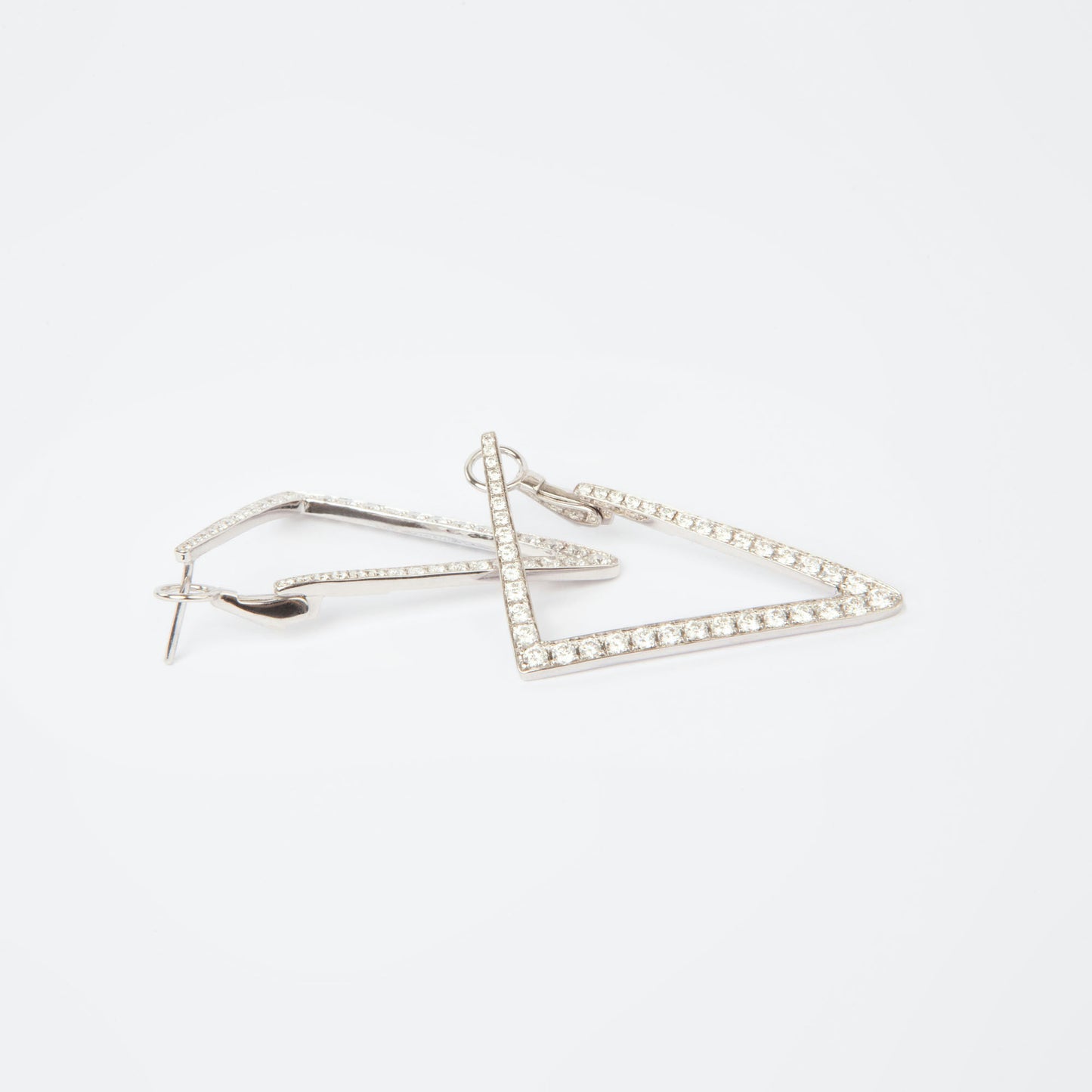 Geometric earrings in 18K white gold featuring 84 natural diamonds totaling 1.49 ct and weighing 7 g.