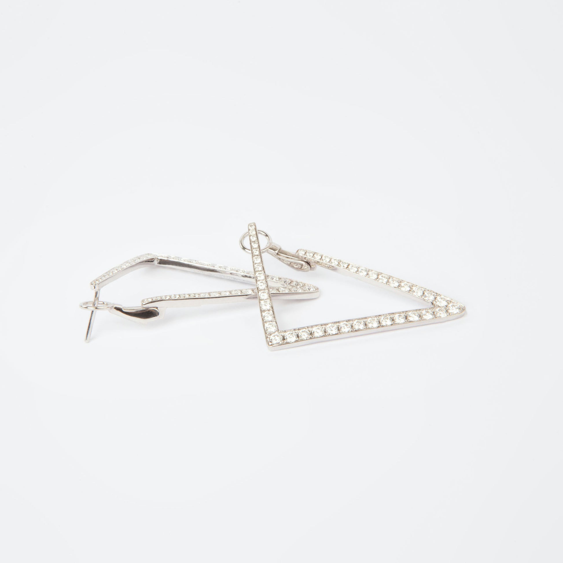 Geometric earrings in 18K white gold featuring 84 natural diamonds totaling 1.49 ct and weighing 7 g.
