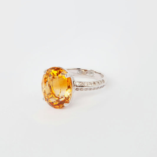 Cocktail ring in 18K white gold featuring a 9.2 ct citrine and 32 natural diamonds.