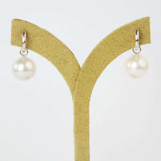 Earrings in 18K white gold featuring two natural South Sea pearls measuring 13.38–13.41 mm.