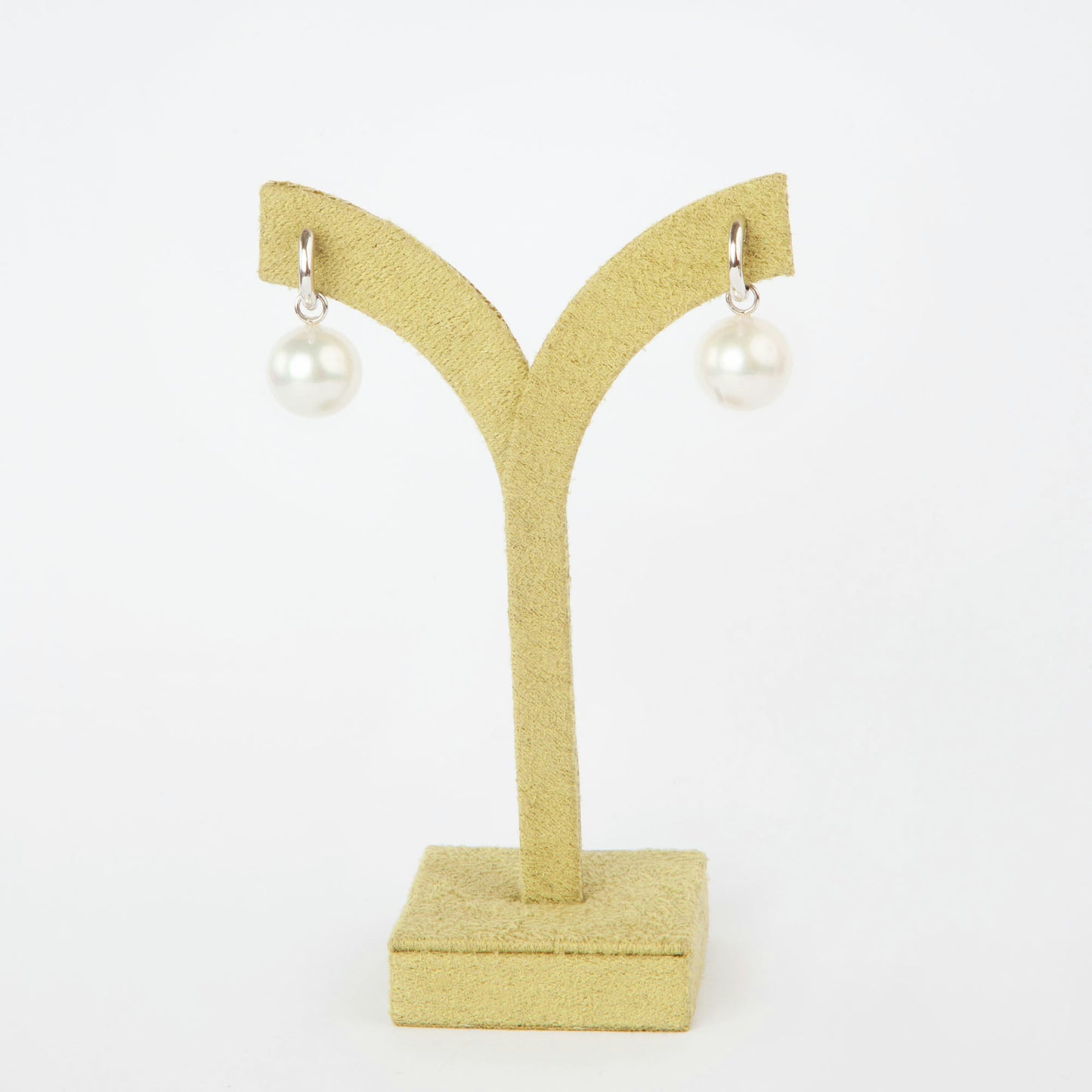 Earrings in 18K white gold featuring two natural South Sea pearls measuring 13.38–13.41 mm.