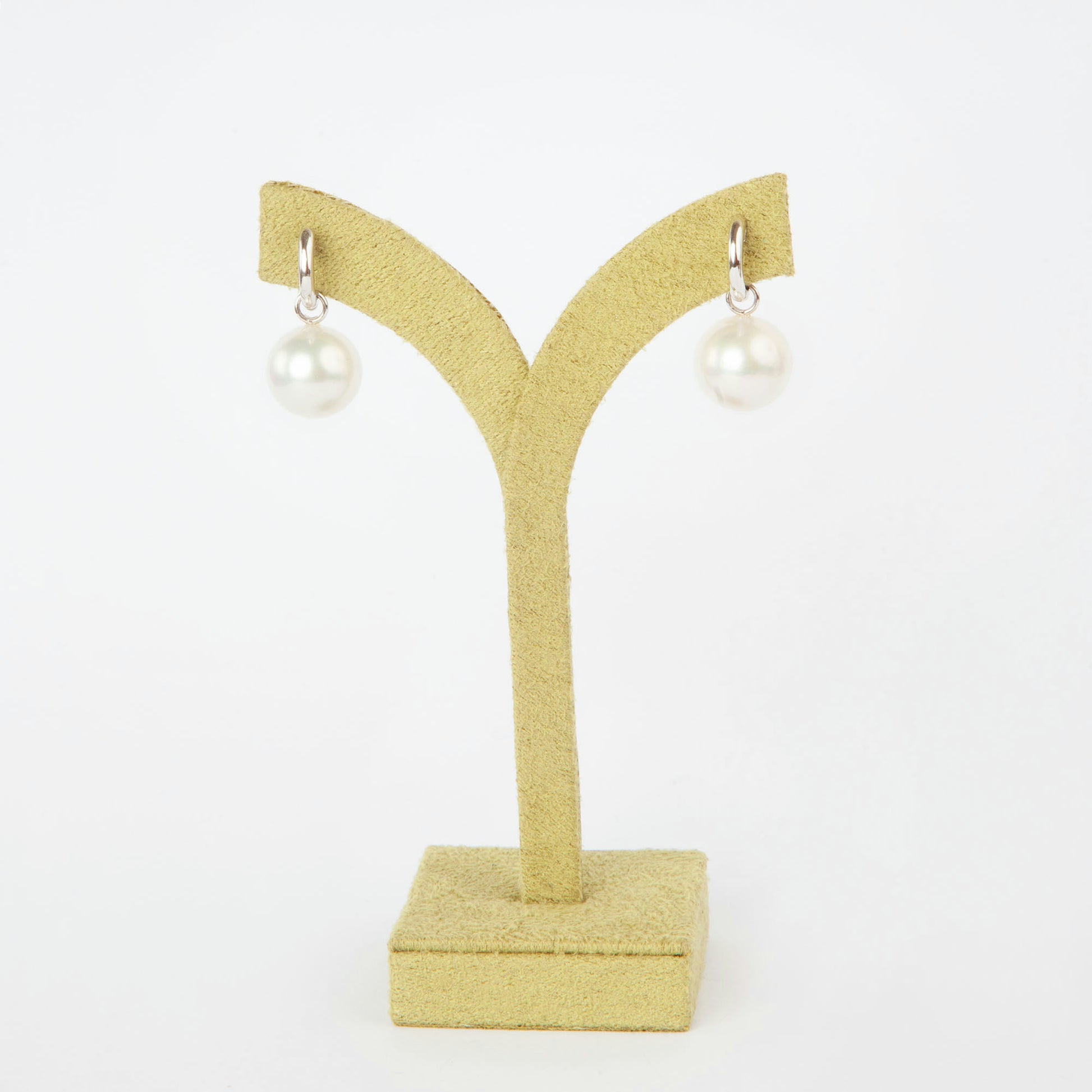Earrings in 18K white gold featuring two natural South Sea pearls measuring 13.38–13.41 mm.
