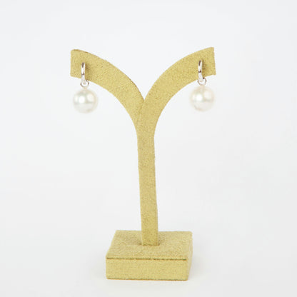 Earrings in 18K white gold featuring two natural South Sea pearls measuring 13.38–13.41 mm.