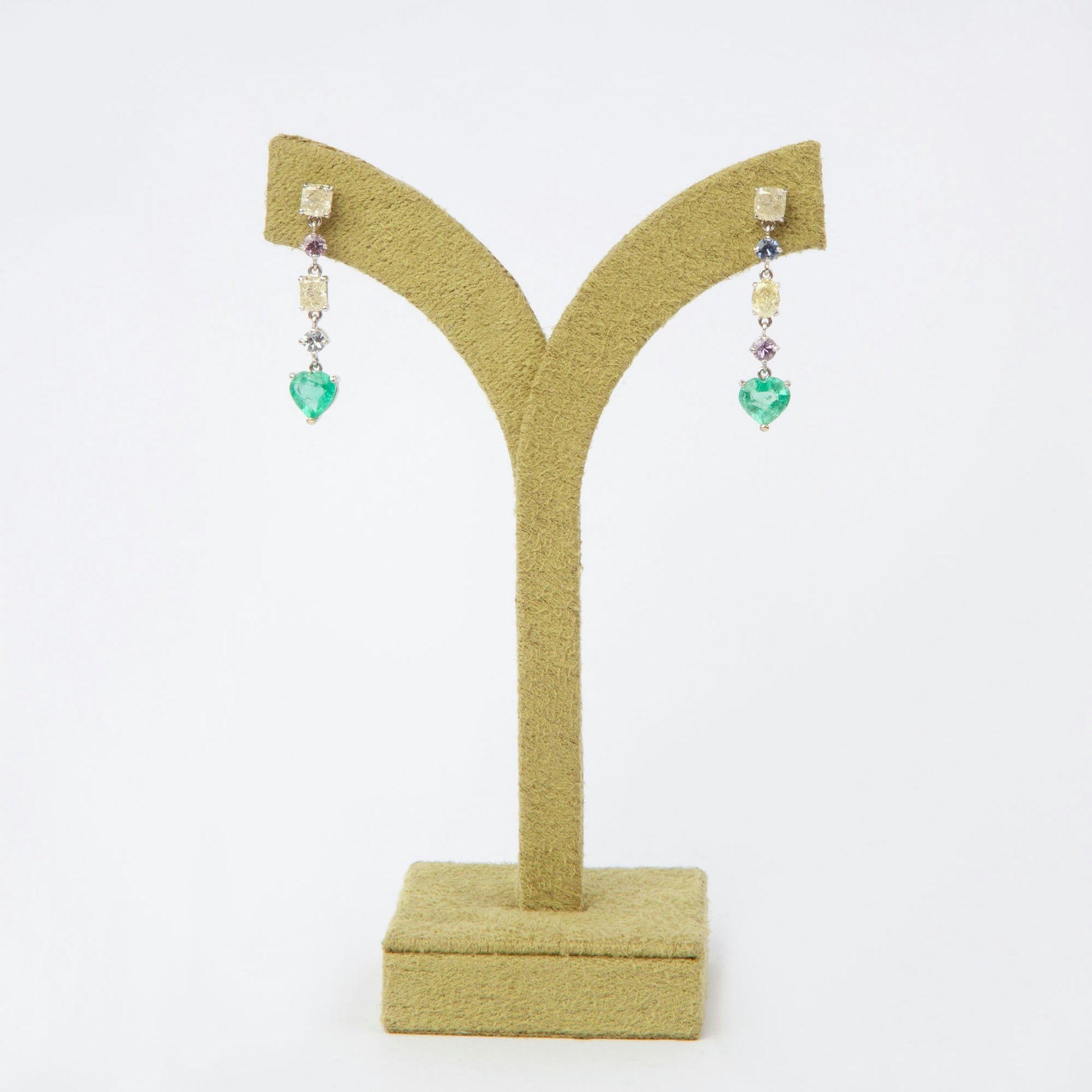 Drop earrings in 18K white gold featuring 1.669 ct heart-cut emeralds and 1.674 ct total diamonds and color sapphires.